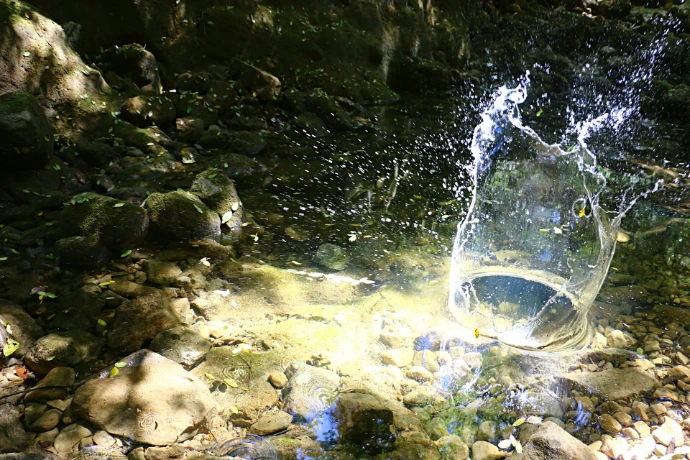 Water splashes up in an instant.